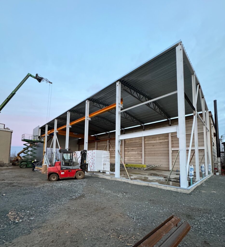 Vi avslutar 2024 med en utbyggnad på 240 m² som stärker vår kapacitet inom industrilackering och ytbehandling. Den nya hallen, utrustad med travers för lyft upp till 16 ton, gör att vi kan hantera större volymer och arbeta ännu effektivare. Vi ser fram emot nya projekt och samarbeten.
